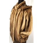 MANTEAU DE VISON COURT DEMI-BUFF AVEC CAPUCHON